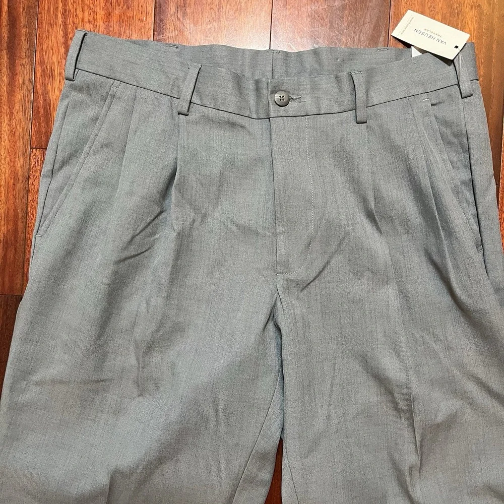 Van Huesen Pants Mens 32x34 Gray Pleated Cuffed Traveler Premium Non Iron NWT